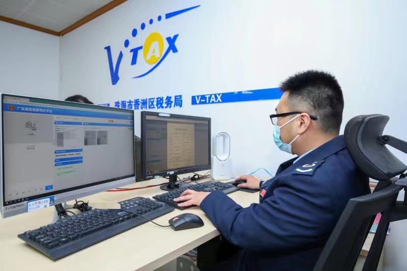 税务人员为纳税人提供V-Tax远程帮办服务