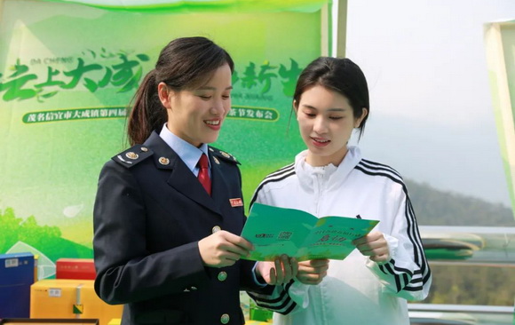 税务人员走进茂名信宜第四届“春风采茶节暨2023春茶发布会”，宣传“便民办税春风行动”系列服务举措