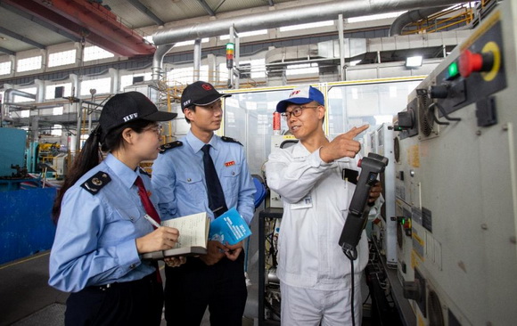 税务人员走访汽车零部件制造业企业，了解企业生产情况，宣传税费优惠政策