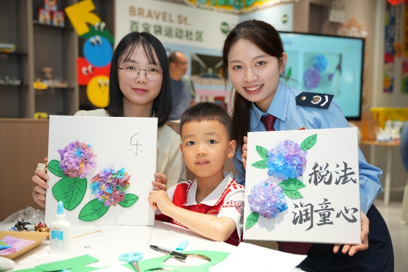 国家税务总局佛山市三水区税务局干部走进社区活动中心开展普法宣传