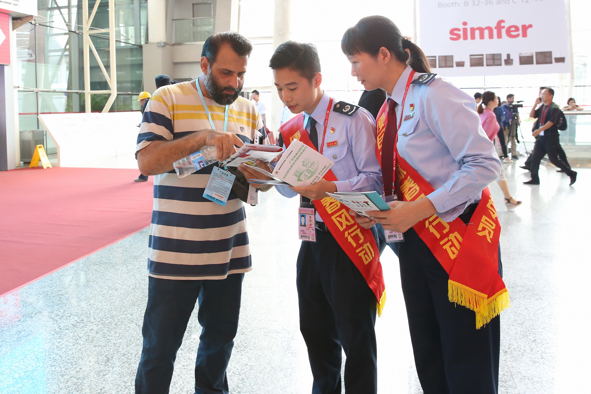 海珠：走进广交会开展“落实减税降费 优化营商环境”主题税宣