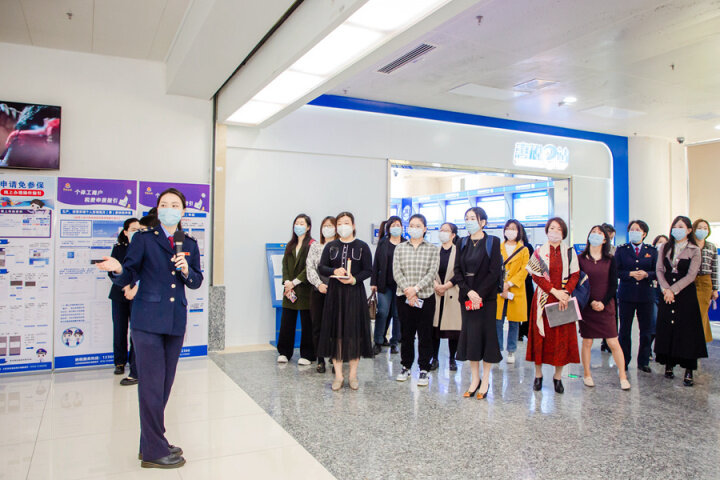 Show the style of women and the spirit of striving