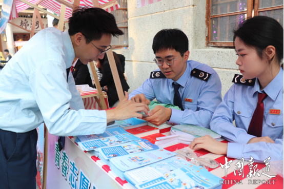 中国报道：税宣进集市 普法“益”起行