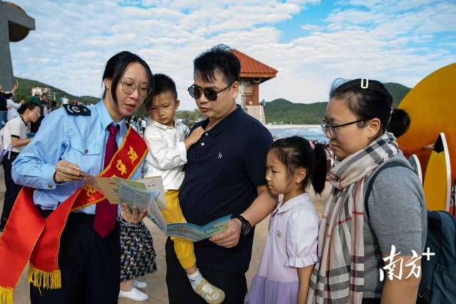 “税务蓝”跃动赛场周边，南澳税务普法宣传走新更走心