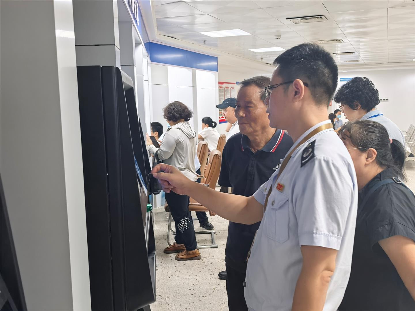 龙湖区税务局第一分局：以精心细致服务传递浓浓敬老情