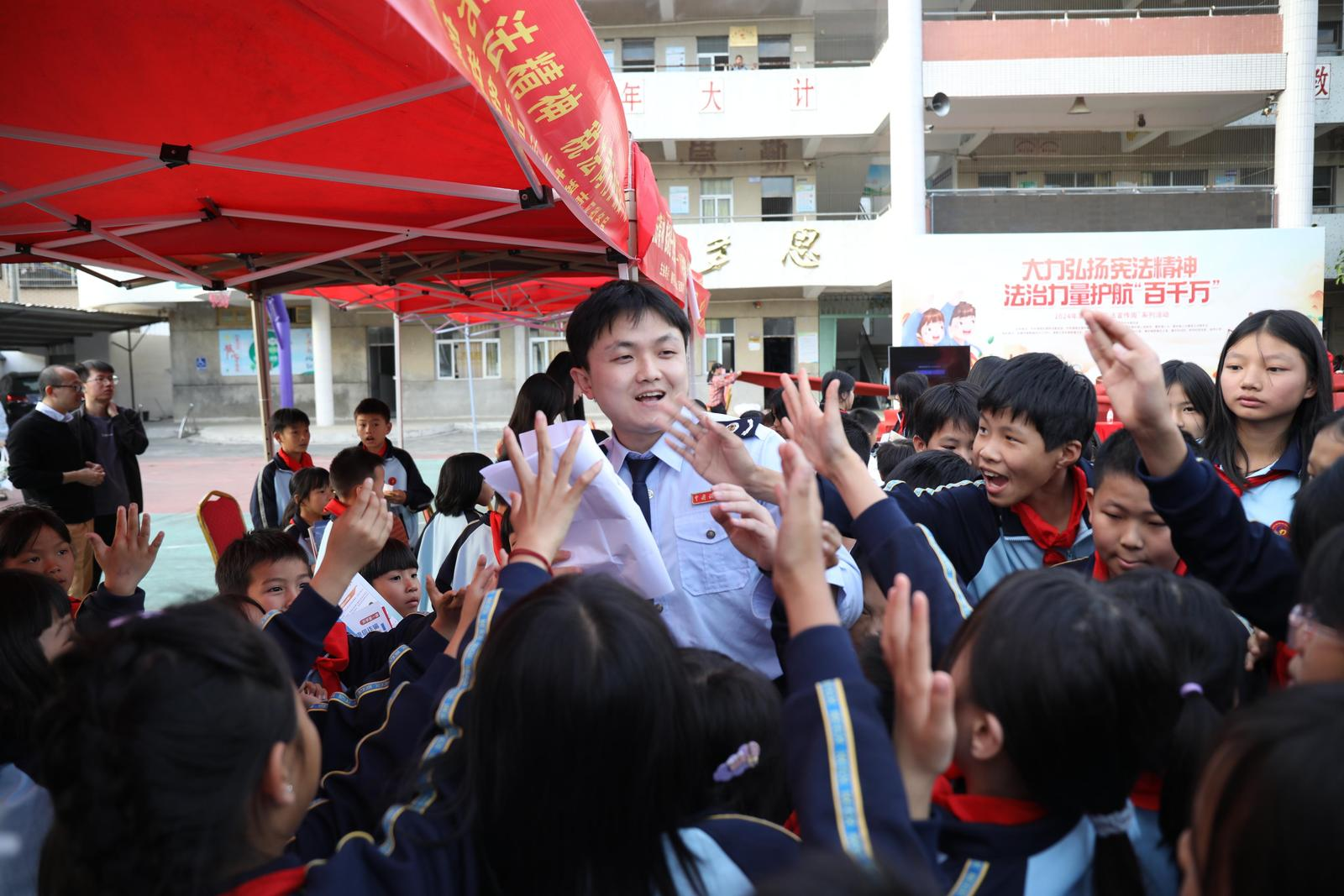 【潮南】税收与法同行，汕头市潮南区税务局开展形式多样的宪法宣传活动