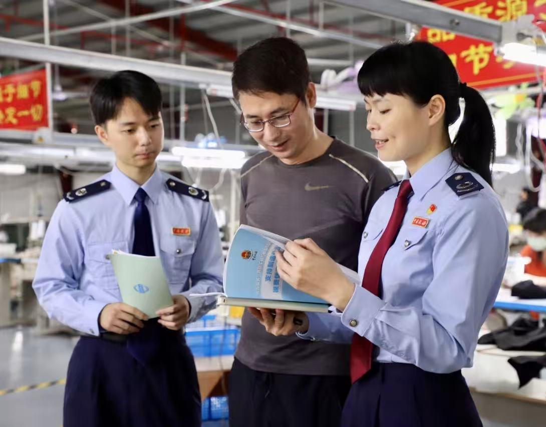 【中国税务报】近日，国家税务总局汕尾市税务局“惠企暖企先锋队”成员到服装企业开展政策辅导，提醒企业财务人员健全财务制度，及时申报缴纳税费。