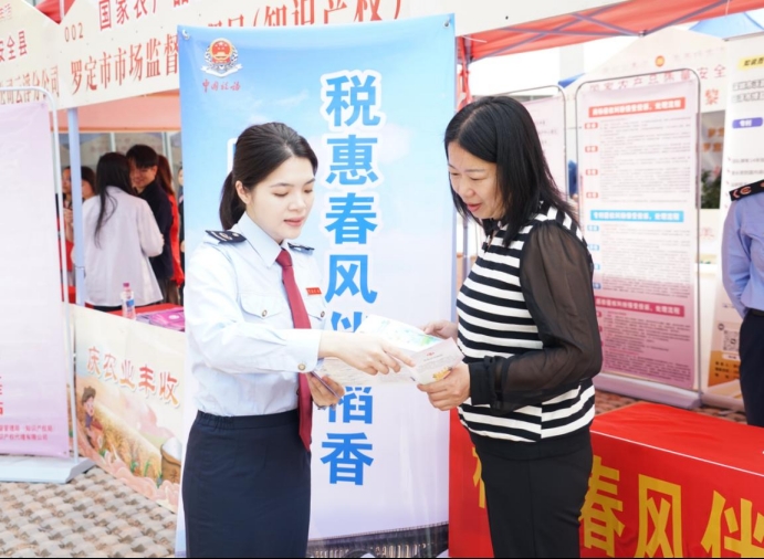 罗定：税务助农 稻米飘香