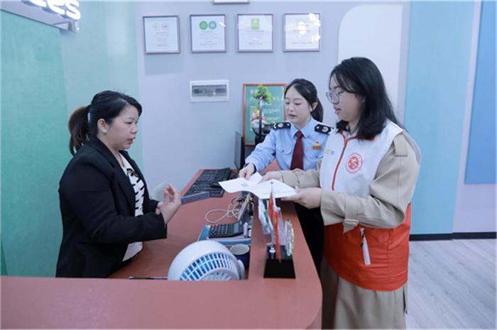 青年志愿服务队对商户开展“一对一”辅导