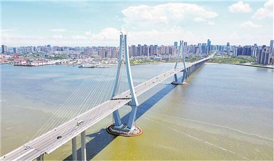 坡头：一桥免费通 税力促发展<br> 湛江海湾大桥免费通行激发市场新活力，税收服务精准赋能